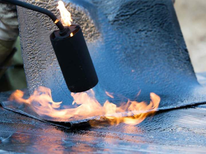 Pose de systèmes d'étanchéité photovoltaïque sur toit plat Vindry sur Turdine